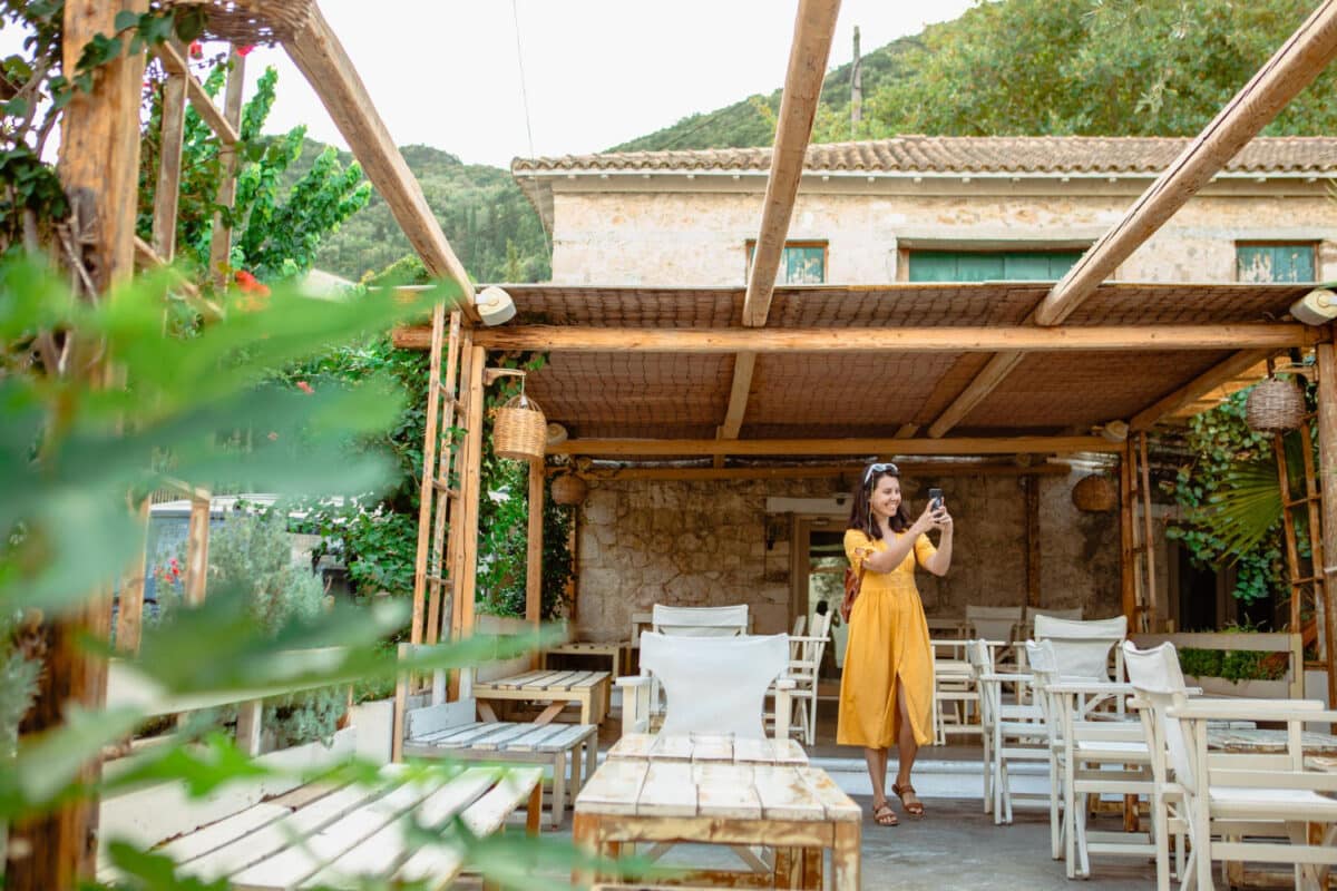 Store banne, pergola, parasol… Comment créer de l’ombre dans votre jardin en été ?