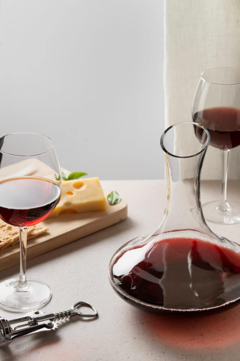 Le carafage, qui permet d'aérer et de décanter le vin, est une étape incontournable pour tout grand cru de Bordeaux