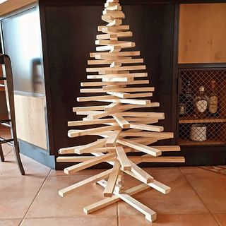 Photo Instagram de @sapin_noel_bois_artisanal. Pour faire réaliser votre sapin sur mesure. 