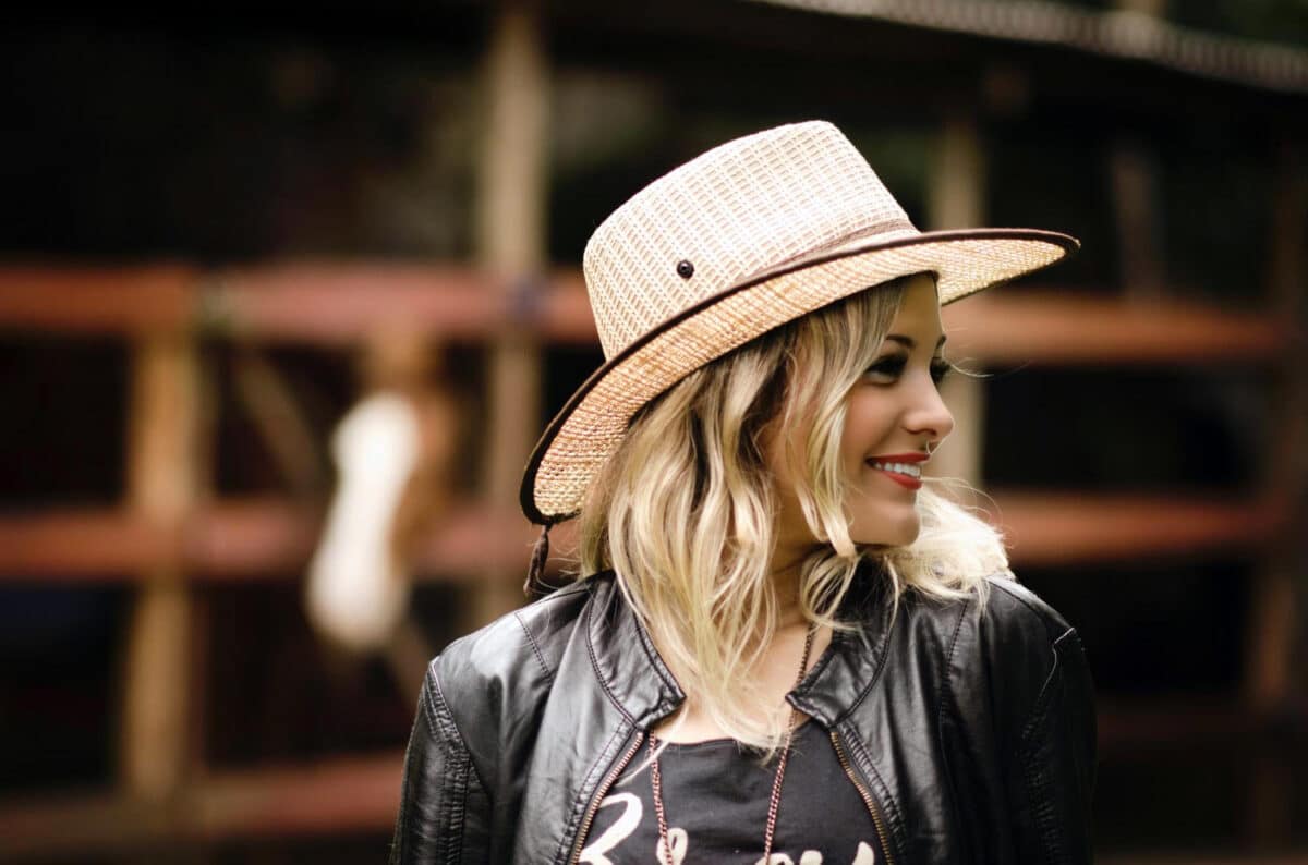 Le chapeau de paille a aussi sa place dans une garde-robe moderne et intemporelle