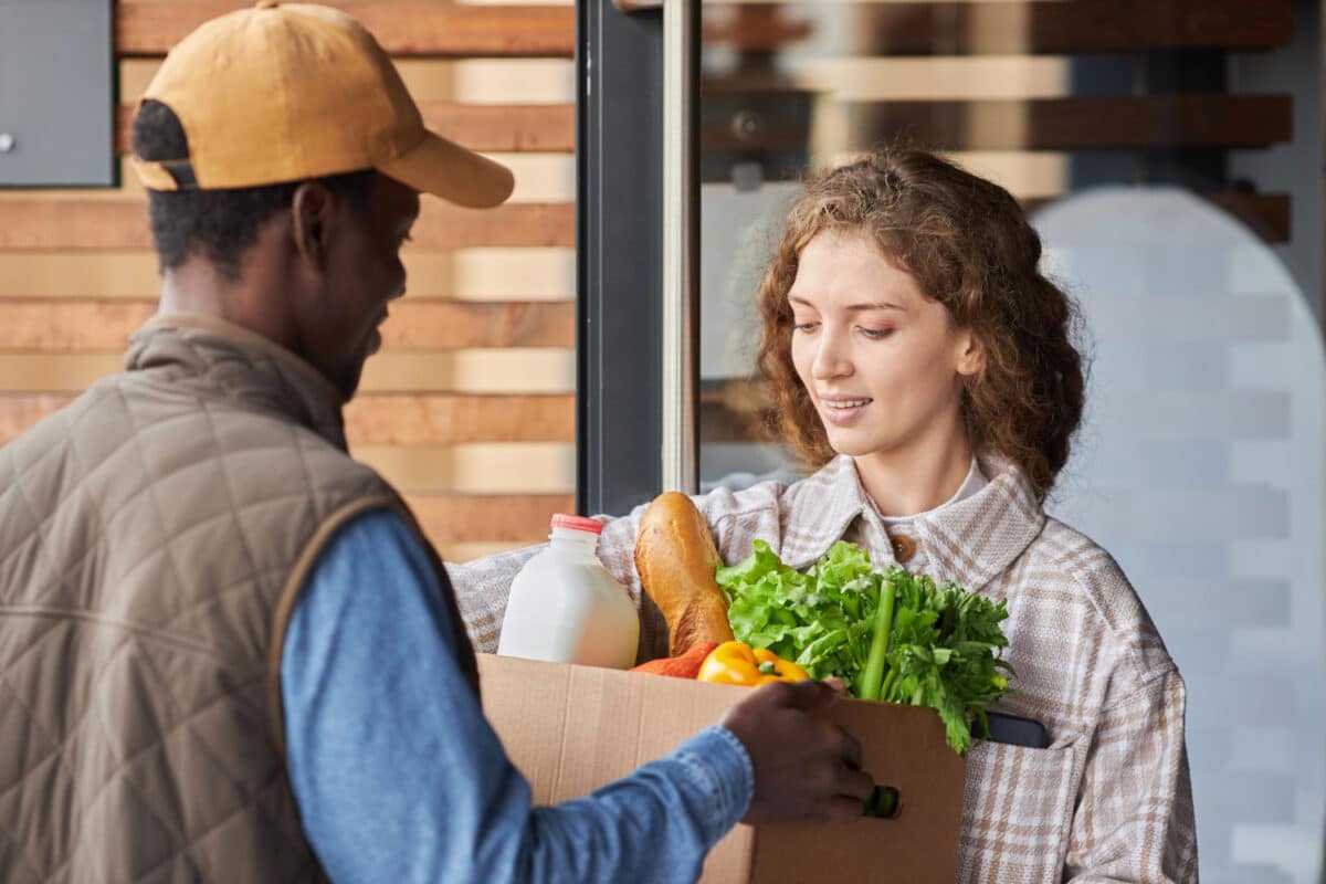 Se faire livrer ses courses de Noël à domicile peut grandement faciliter la préparation de cet événement pour les hôtes