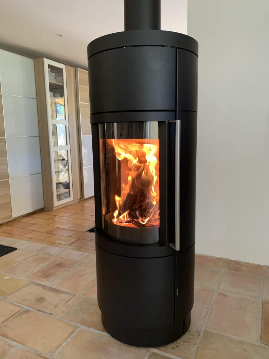 Redécouvrez le plaisir d'un feu de bois authentique avec ce poêle, une solution économique qui fonctionne sans électricité et avec un combustible plus abordable que les granulés