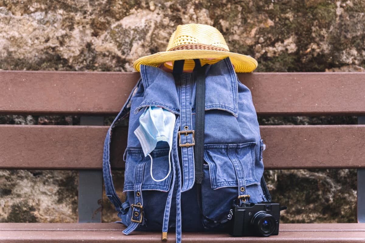 À l’aube d’une sortie culturelle, Journées du Patrimoine notamment, un sac à dos équipé des essentiels : chapeau pour la protection, masque pour la sécurité et appareil photo pour immortaliser l’instant, illustre l’importance d’une préparation minutieuse
