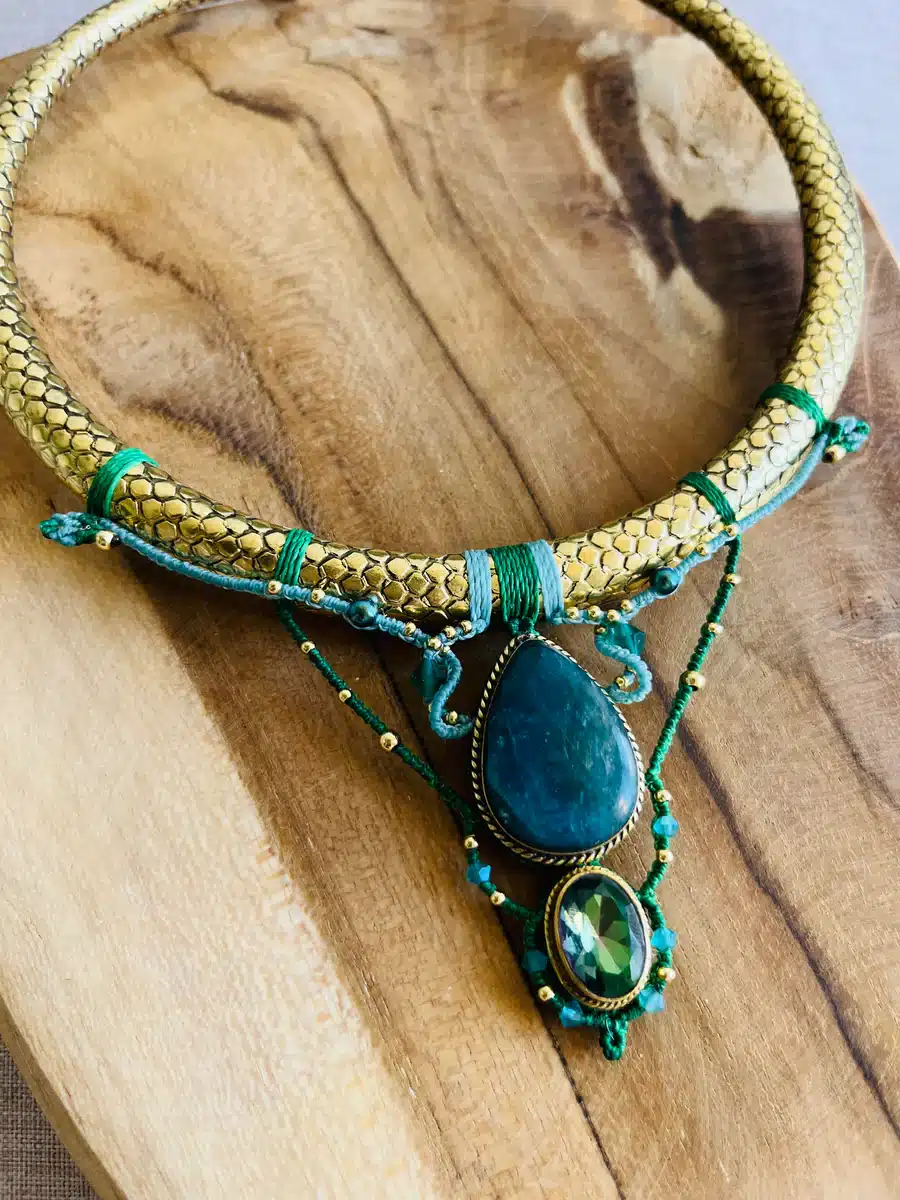 Ce Torque en micro-macramé "Isaé Emeraude" est conçu main, amenant sa dose d'émotions, de créativité et de mysticité.