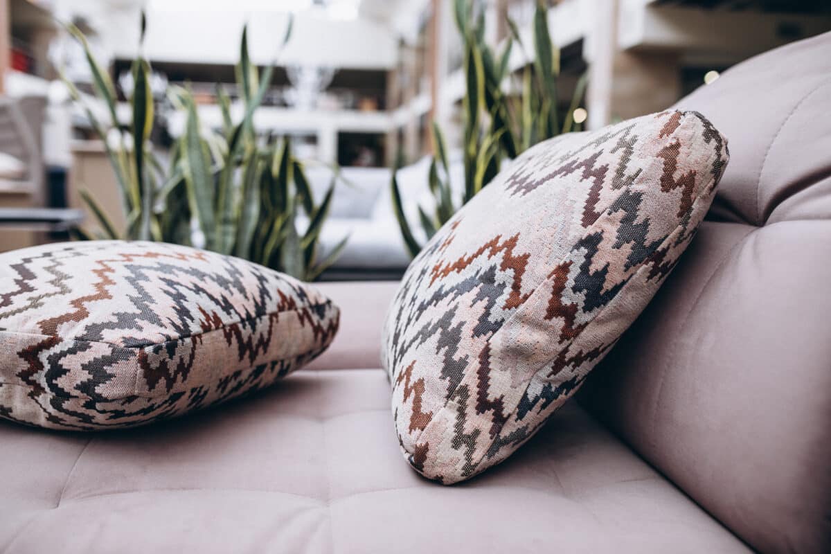 Comment intégrer le coussin ethnique chic dans un intérieur moderne ?