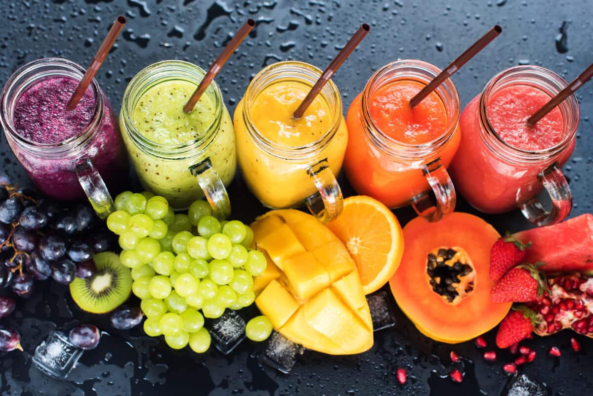 Photographie de différents jus de légumes colorés alignés. Légende : "La diversité des couleurs reflète celle des nutriments."