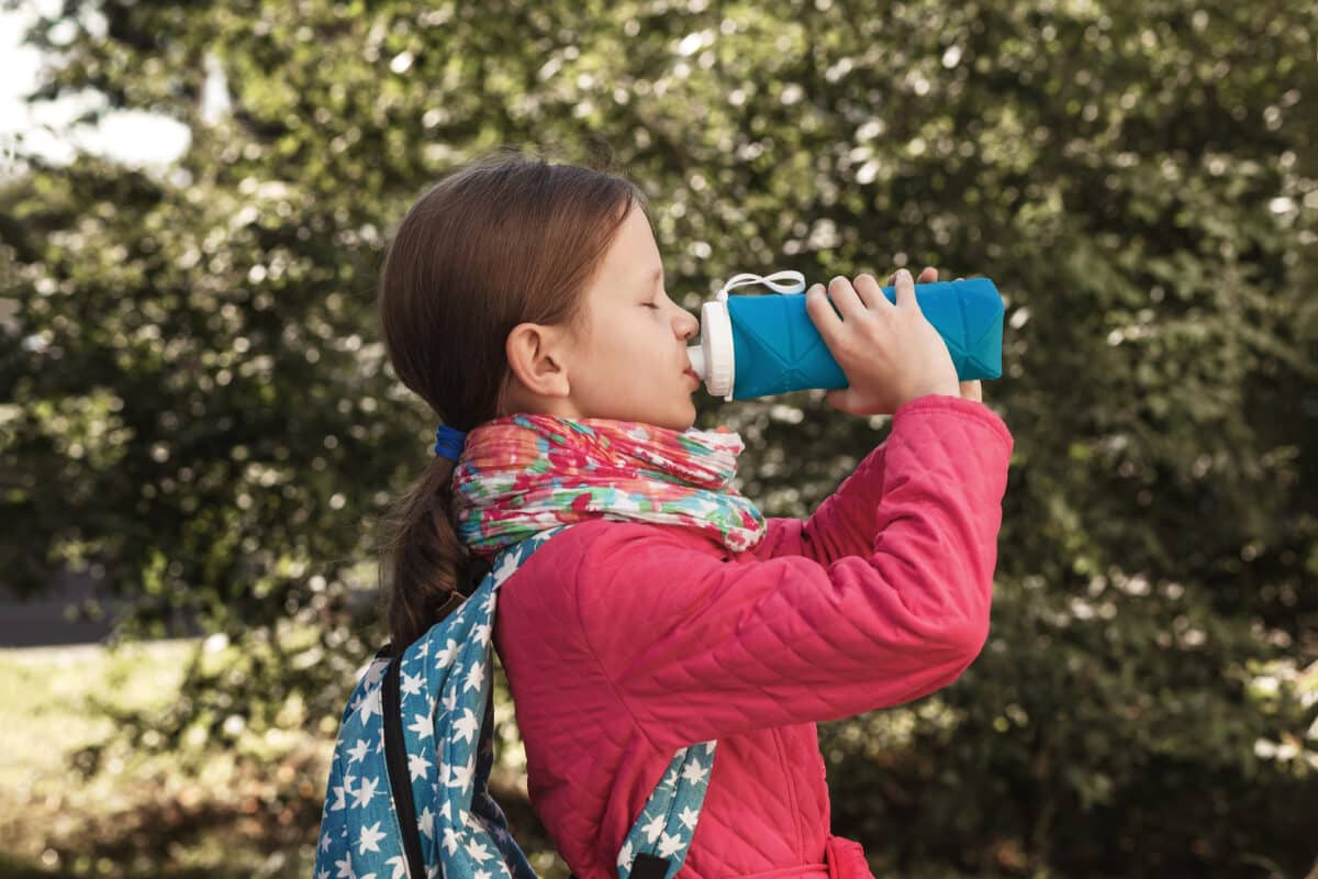 Selon une étude de 2018 de l'Institut National de la Santé et de la Recherche Médicale (INSERM), près de 60 % des enfants n'atteignent pas les niveaux d'hydratation recommandés. 