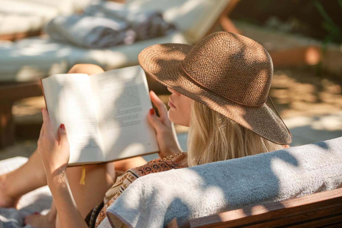 Un espace ombragé et ventilé est idéal pour une session de lecture printanière ou estivale