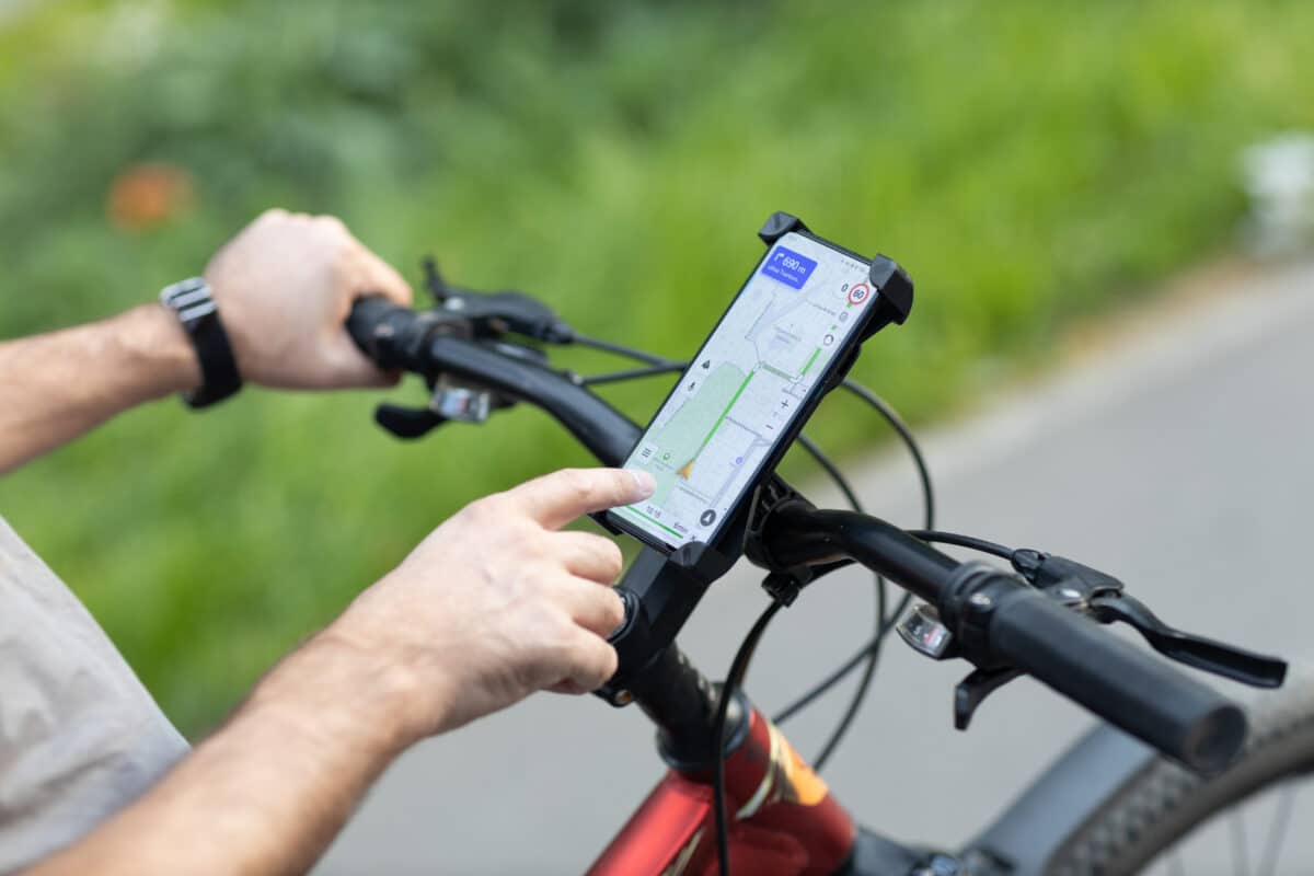 Entre GPS vélo et smartphone monté sur un support pour guidon, la question du choix peut se poser.