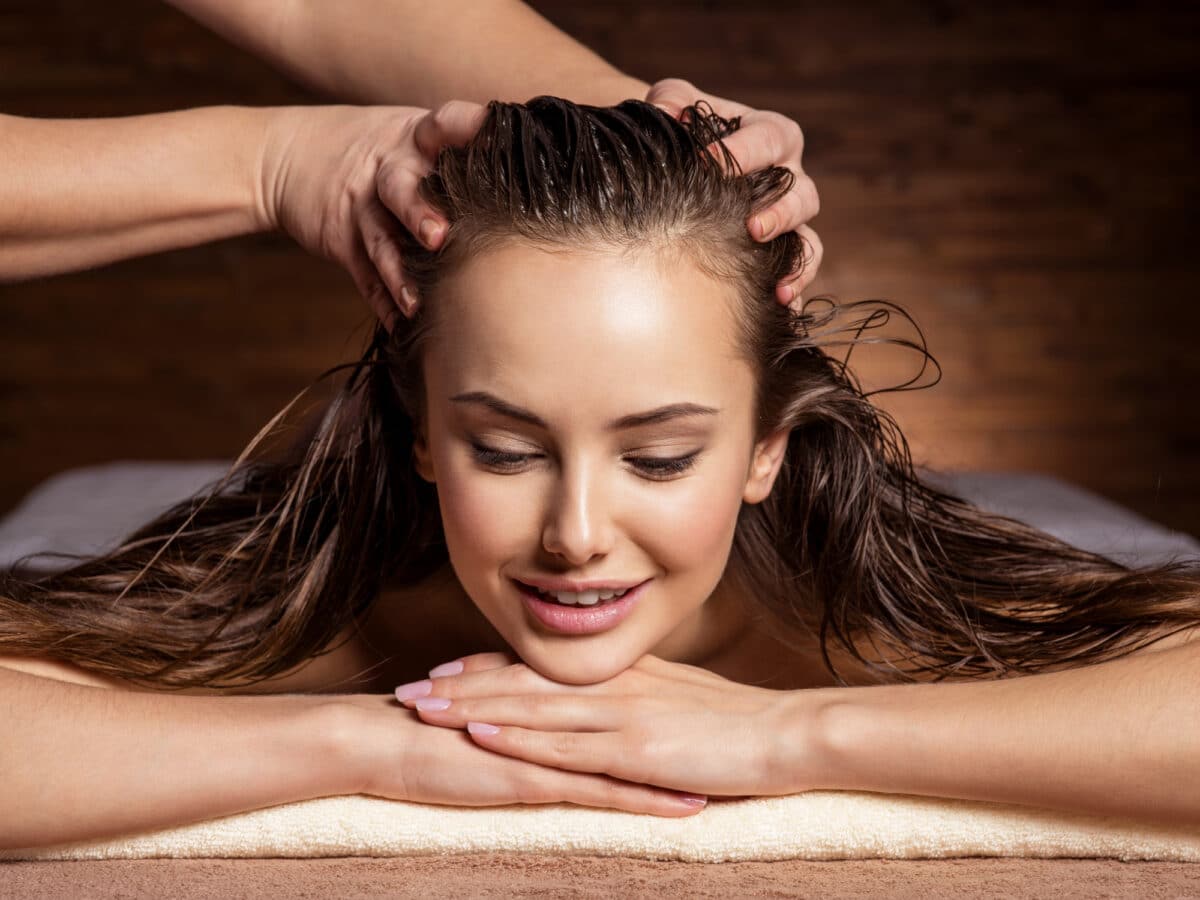 L'art de l'auto-massage : un geste quotidien pour revitaliser son cuir chevelu