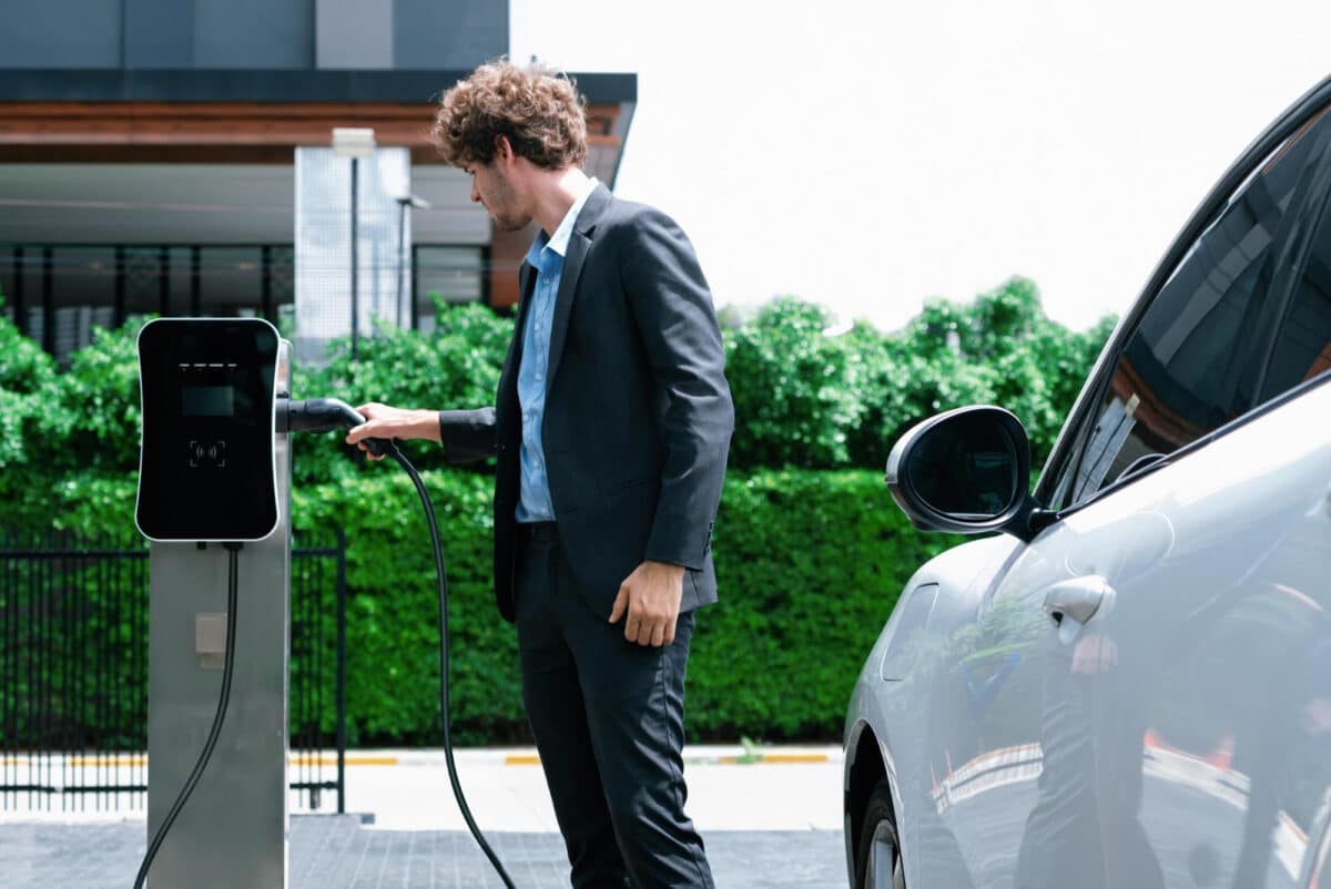 On estime le coût d'une voiture électrique à environ 2,9 euros pour 100 kilomètres, contre 7,5 euros en moyenne pour une voiture essence