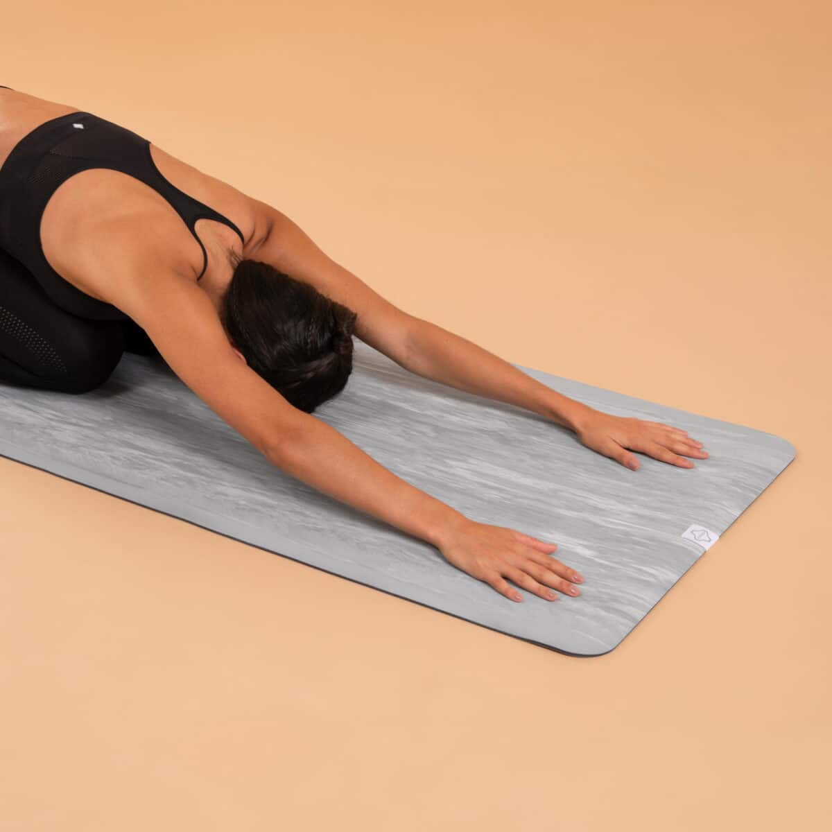 Image du site Décathlon. L'allié de votre pratique : Un tapis de yoga offrant un excellent rapport qualité/prix et une adhérence inégalée.
