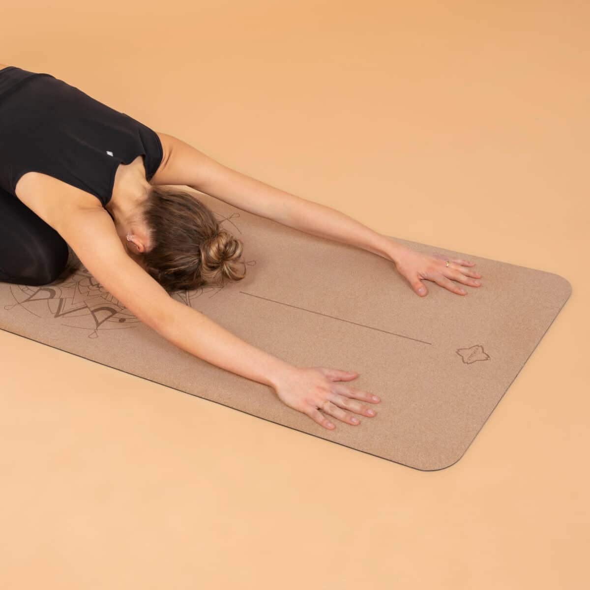 Le confort naturel : le tapis en liège offre un contact agréable pour une pratique de yoga harmonieuse