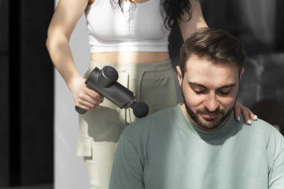 Le pistolet de massage musculaire est aussi adapté pour la zone dorsale avec l'aide d'un tiers.