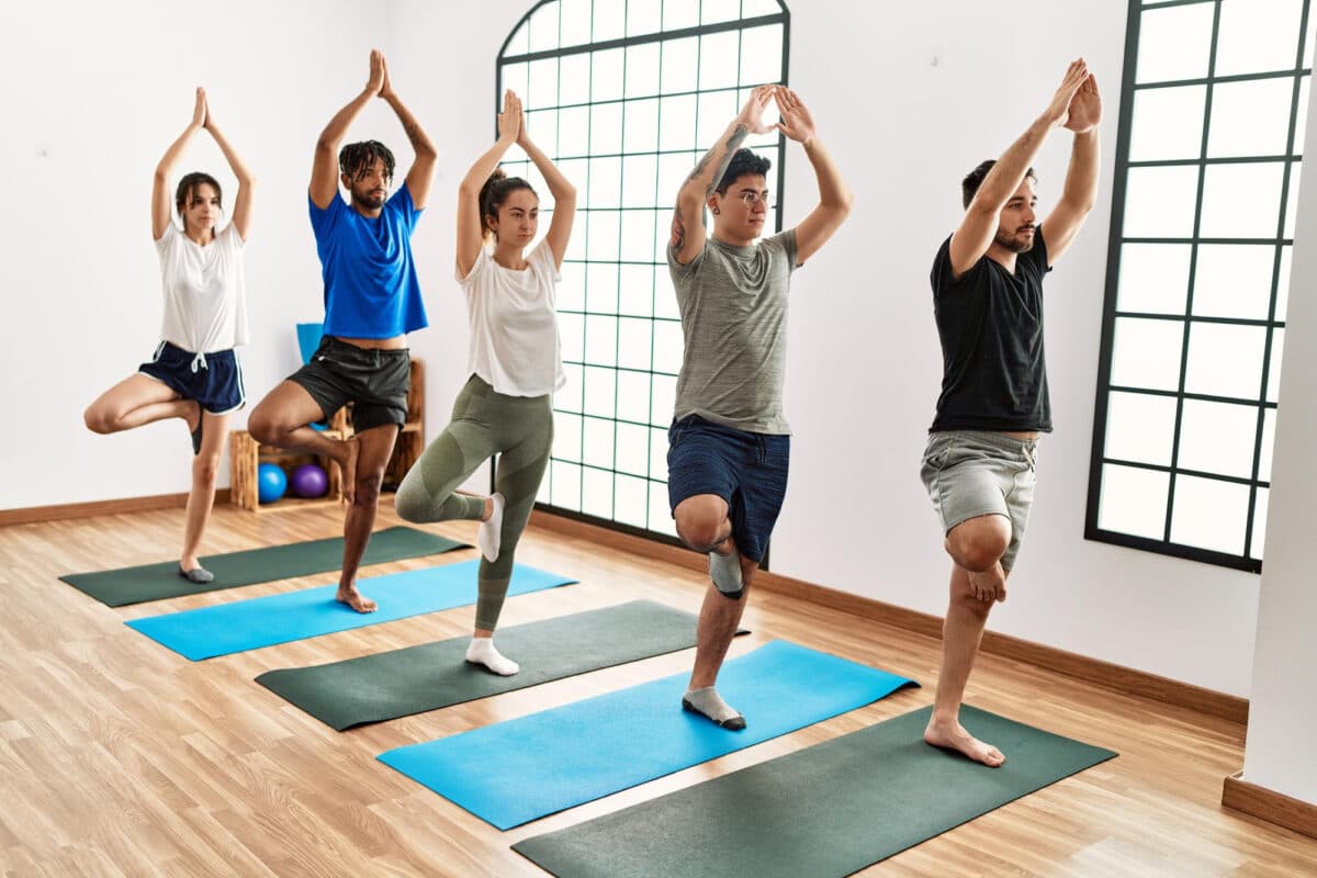 La pratique authentique : le tapis est essentiel, mais n'oubliez pas que le yoga se pratique pieds nus pour une meilleure adhérence et stabilité