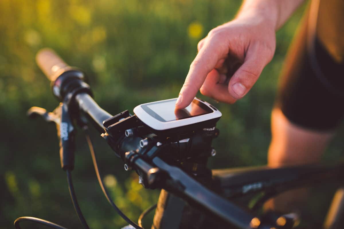 Quels critères privilégier pour choisir un GPS vélo adapté à la ville ?